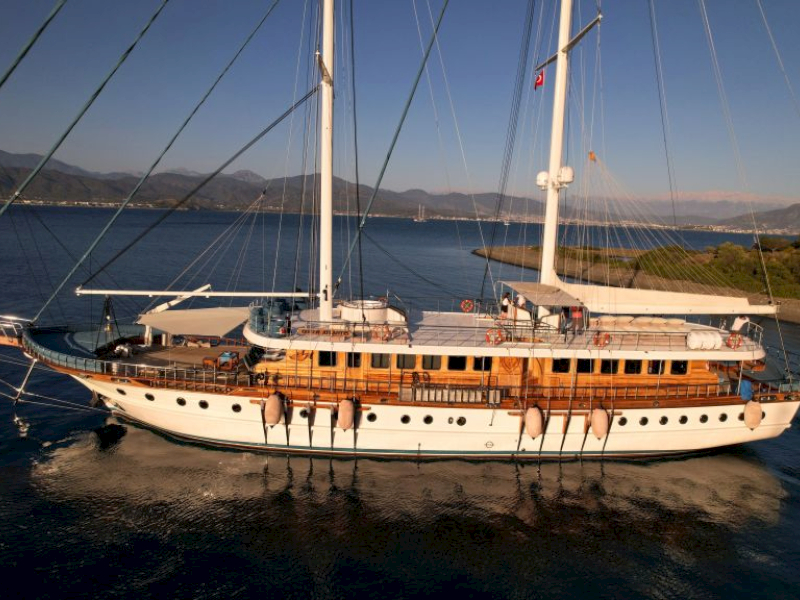 contact-yachts-queen-atlantis_0023