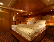 gulet Schatz aft master cabin bed