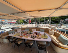contact-yachts-dragonfly_0005