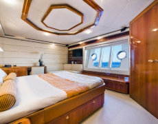Luxury motor yacht DAY OFF cruising in Greece with Contact Yachts