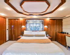 Luxury motor yacht DAY OFF cruising in Greece with Contact Yachts