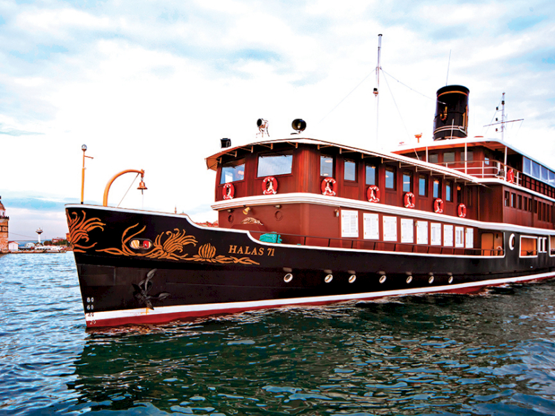 Luxury cruiser Halas 71 in Istanbul